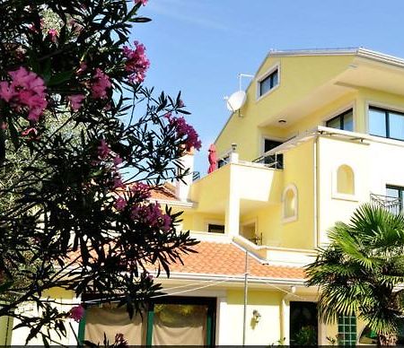Apartments Adri, Parking In The Yard Rovigno Esterno foto