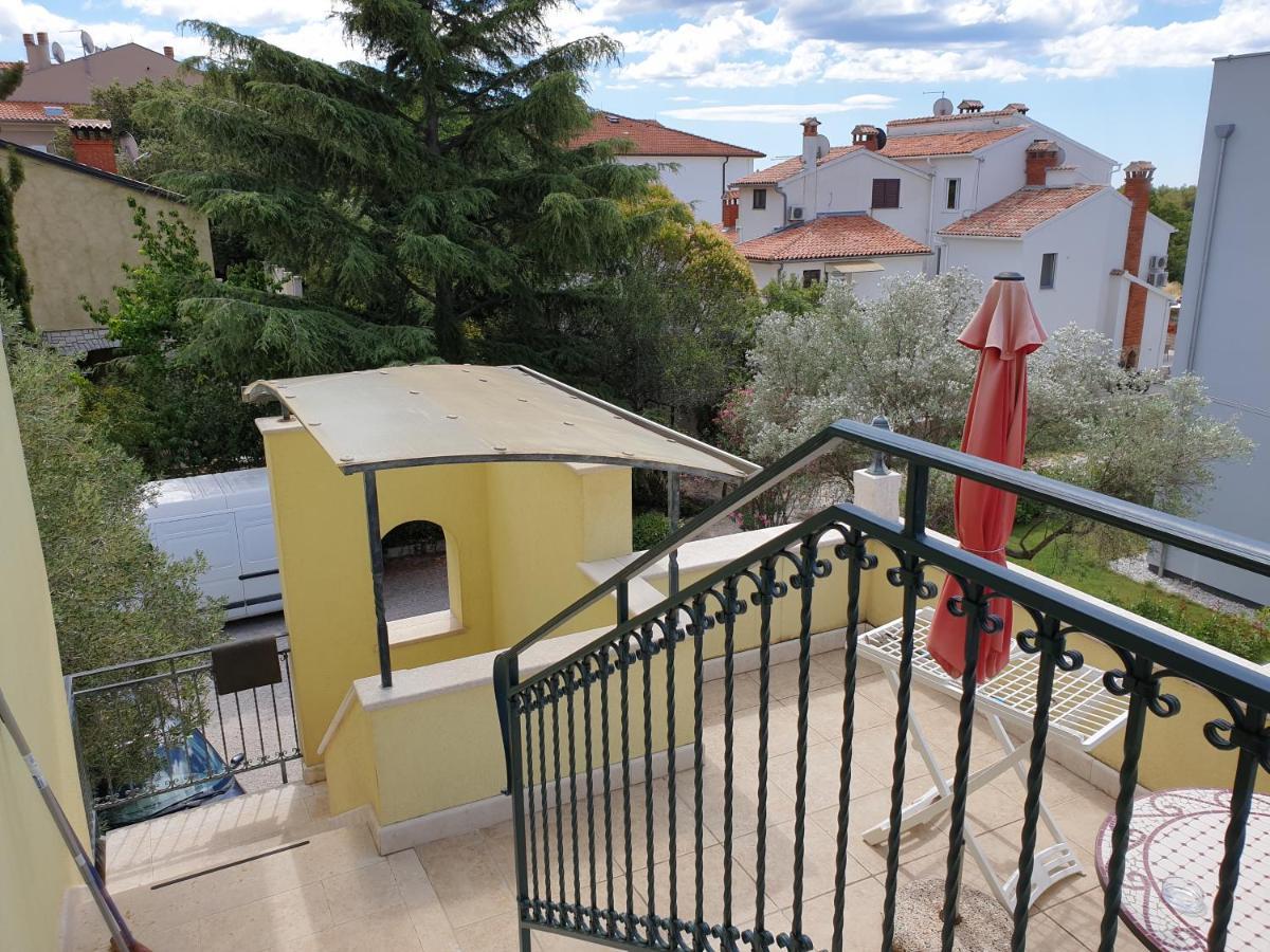 Apartments Adri, Parking In The Yard Rovigno Esterno foto