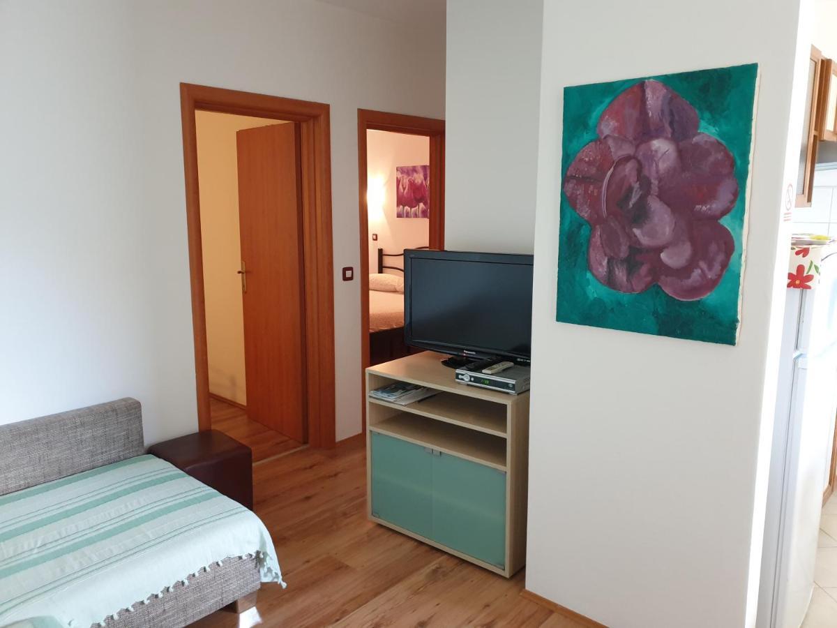 Apartments Adri, Parking In The Yard Rovigno Esterno foto