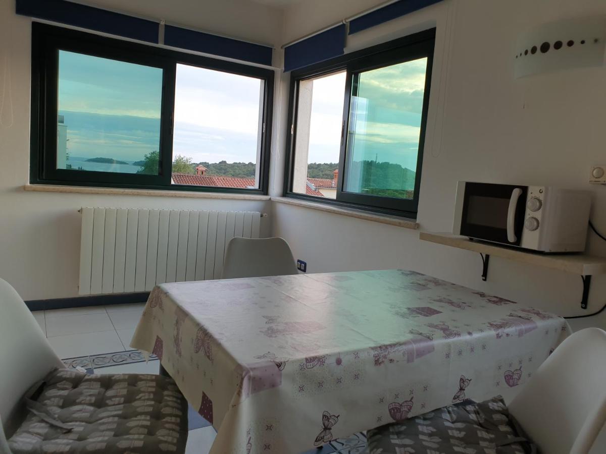 Apartments Adri, Parking In The Yard Rovigno Esterno foto