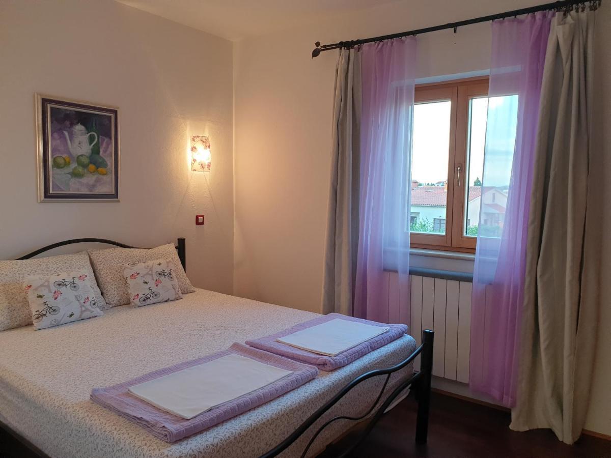 Apartments Adri, Parking In The Yard Rovigno Esterno foto