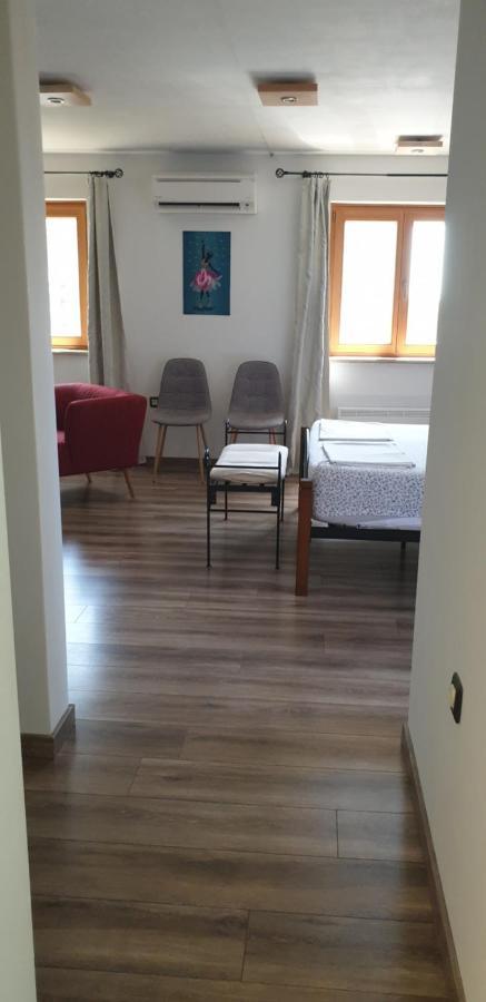Apartments Adri, Parking In The Yard Rovigno Esterno foto