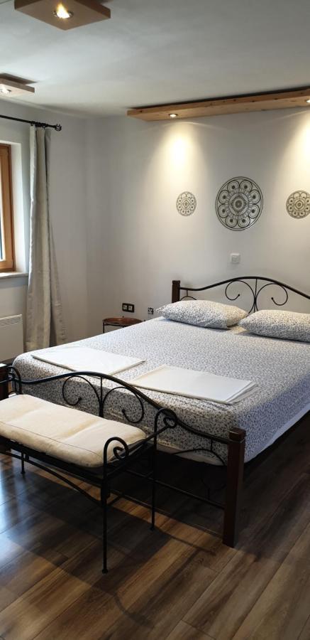 Apartments Adri, Parking In The Yard Rovigno Esterno foto