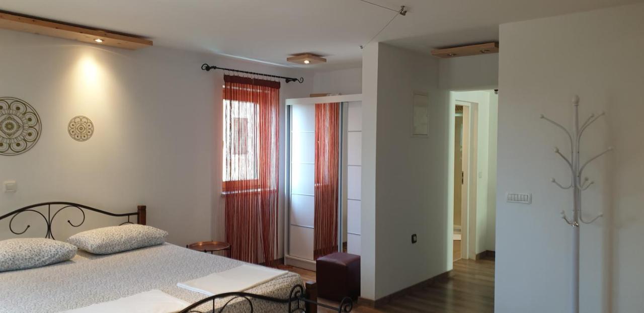 Apartments Adri, Parking In The Yard Rovigno Esterno foto