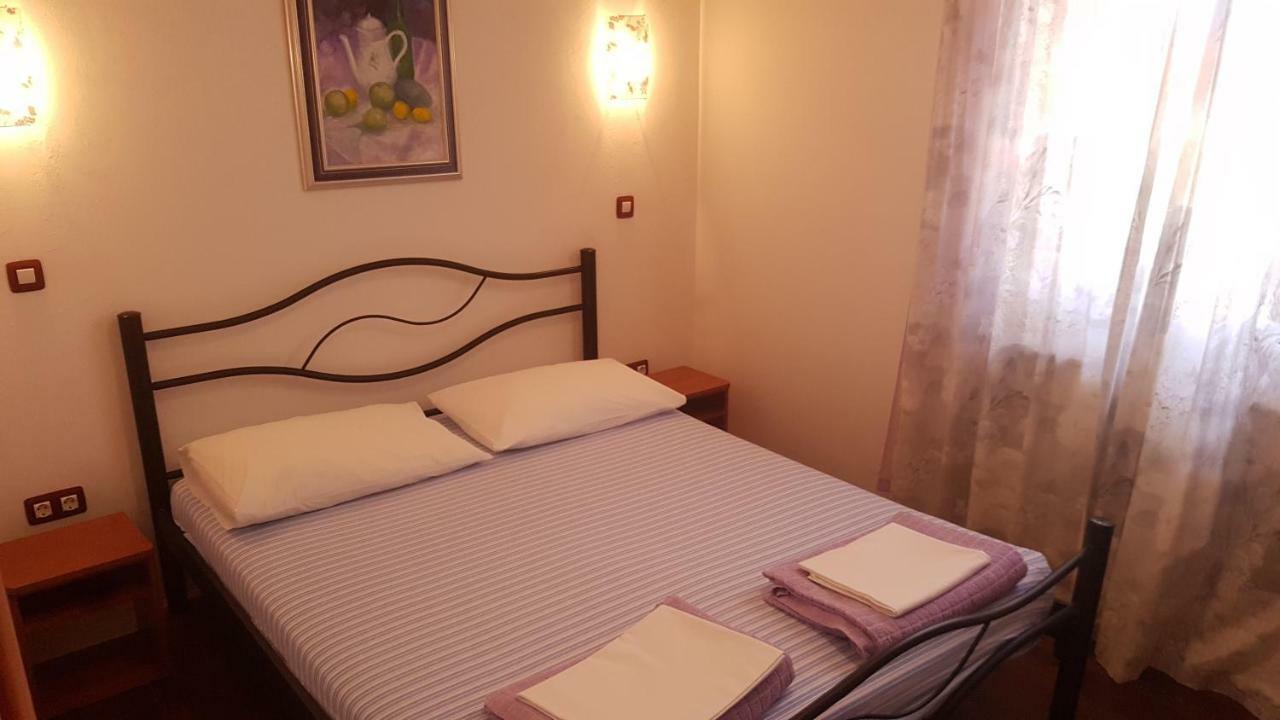 Apartments Adri, Parking In The Yard Rovigno Esterno foto